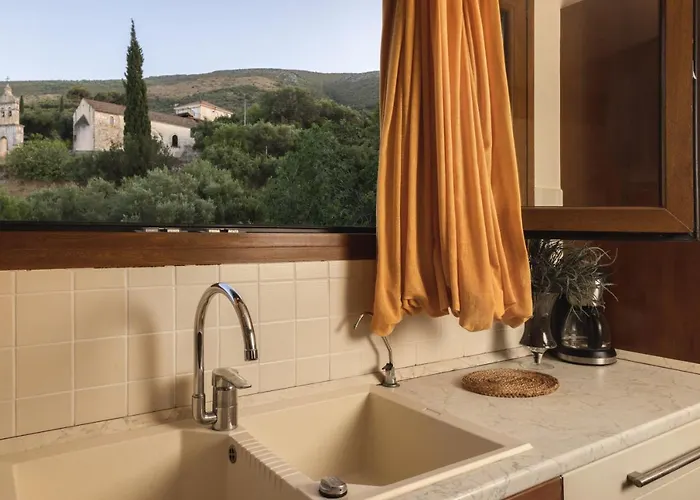 Ark Luxury & Private Mouzákion